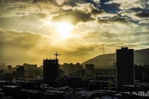 dramatisk himmel över staden Tbilisi foto