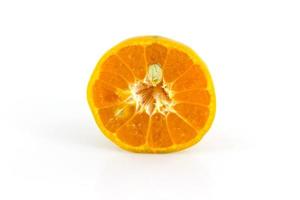 en halv färskpressad apelsin på vit bakgrund foto