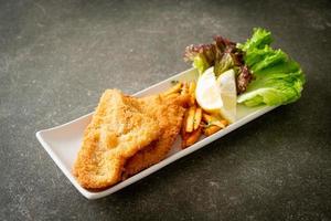 fish and chips - stekt fiskfilé med potatischips foto