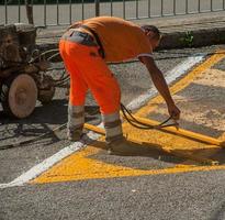 bergamo italien 2017 remsor för parkering för funktionshindrade foto