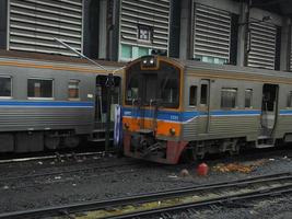 bangkok thailand08 juni 2019, loket och det thailändska tåget är parkerade vid parkeringshuset på thailands statliga järnväg vid hua lamphong järnvägsstation. foto