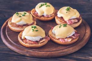 ägg benedict med bacon foto