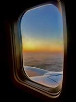 vacker utsikt från flygplansfönstret, stora flygplansvingar visar båge foto