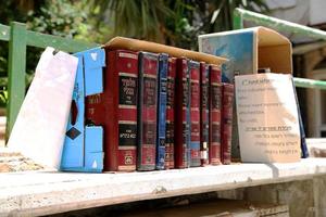 judiska heliga böcker Tora på bokhylla bibliotek för läs bön i synagogan foto