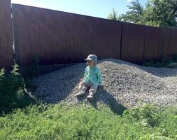 vacker baby pojke med barn ansikte poserar fotograf foto