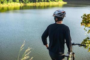 idrottare står på bergen och floder med cykel foto