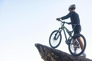 idrottare står på bergen med cykel foto