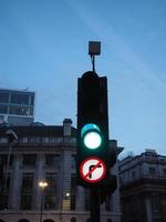 grönt ljus trafiksignal foto