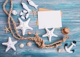 snäckor, sjöstjärnor och ett tomt vykort foto