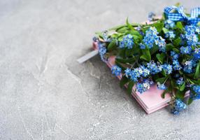 glöm mig inte blommor och anteckningsbok foto