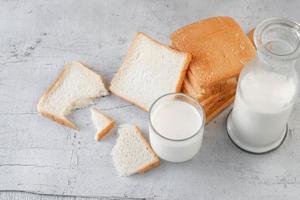 bröd med mjölk foto