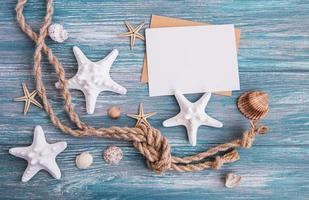 snäckor, sjöstjärnor och ett tomt vykort foto