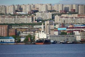 murmansk, Ryssland-5 juni 2015 -fartyg i kolabukten i bakgrunden av staden. foto