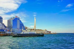 Sevastopol, Crimea-16 mars 2015 - stadsutsikt från havet, sevärdheter och arkitektur foto