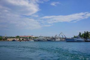 Sevastopol, Crimea-13 juni 2015 - stadslandskap med kustlinje hav och fartyg foto