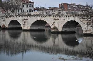 romerska bron i rimini foto