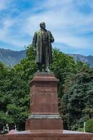 yalta, crimea-30 maj 2018 – stadslandskap med ett monument över lenin foto