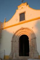 vacker fasad av katolska kyrkan i alvor, algarve, portugal. foto