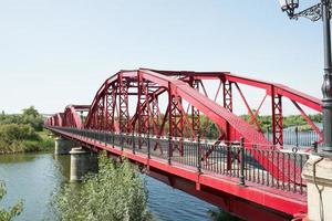 röd järnbro över tajofloden på en solig dag. talavera de la reina, toledo, Spanien foto
