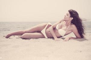 kvinna med vacker kropp på en tropisk strand foto