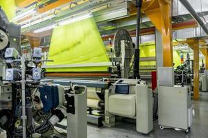 maskin och utrustning i väveriet. interiör av industriell textilfabrik foto