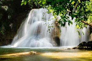 vackert vattenfall i nationalparkskogen vid huai mae khamin vattenfall, kanchanaburi thailand foto