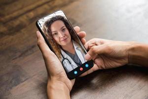 patient ringer videosamtal med läkare online via mobiltelefon, hemsjukvårdskonsultation och telehälsokoncept foto