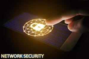 cybersäkerhet nätverk koncept, man som använder smartphone med lås nätverk virtuell skärm. foto