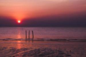 utsikt över solnedgången på stranden. avkopplingstid på semester koncept foto