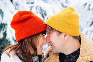 vinterporträtt av en kvinna och en man i färgade varma hattar foto
