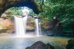 haew suwat vattenfall vid khao yai nationalpark i thailand foto
