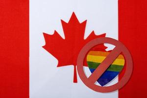 den kanadensiska flaggan och hbt-förbudet. foto