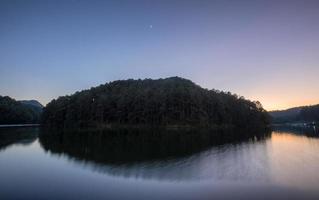 utsiktspunkt bergsreflektion på reservoaren vid solnedgången foto