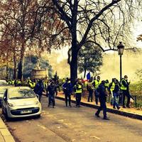 demonstranter under en protest i gula västar foto