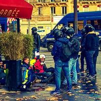 demonstranter under en protest i gula västar foto