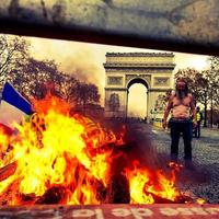 demonstranter under en protest i gula västar foto