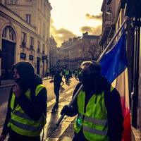 demonstranter under en protest i gula västar foto