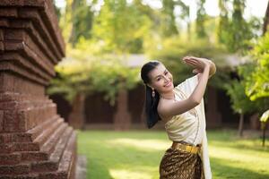 vacker kvinna som bär typisk thailändsk klänning foto