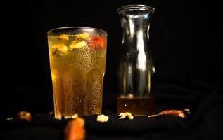 uppfriskande fruktjuicer, när drickandet hjälper till att vara hälsosam. foto