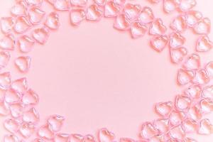 st. alla hjärtans dag koncept. många rosa hjärtan isolerade på rosa pastell bakgrund. vykort banner på alla hjärtans dag. kärlek kärlekskrank bröllopsromantik symbol. ovanifrån platt låg, kopiera utrymme kantram foto