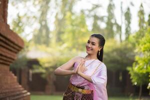 vacker kvinna som bär typisk thailändsk klänning foto