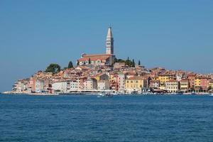 den gamla delen av staden Rovinj i Kroatien, och kyrkan St. eufemia. foto