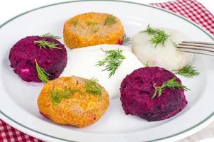 grönsaksburgare från rödbetor, morötter, potatis. vegetarisk meny. foto