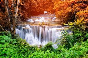 vackert vattenfall i nationalparkskogen vid huai mae khamin vattenfall, kanchanaburi thailand foto