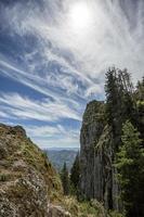 utsikt över barrskog och klippiga berg i bulgarien med kors ovanpå. foto