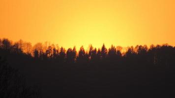 orange solnedgång i bergen. mystiska bergslandskap foto