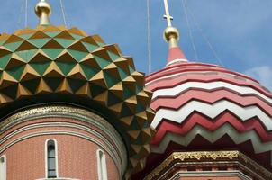 närbild av två färgglada torn och kupoler. saint basil katedralen vid röda torget, i Moskva, Ryssland foto