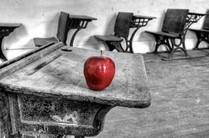 övergivet skolhus rött äpple foto