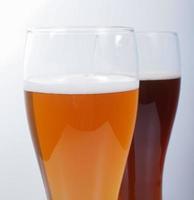 två glas tysk öl foto