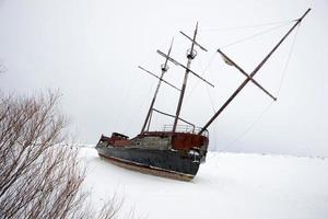 gammal övergiven rostig segelbåt foto